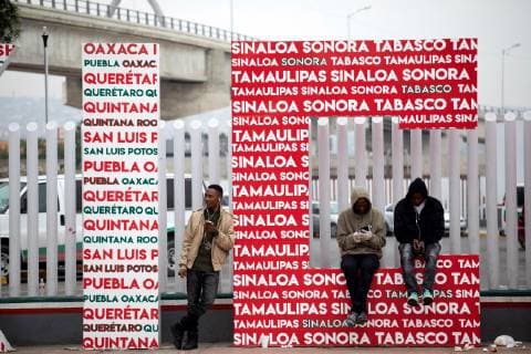 Migrant waits outside of the El Chaparral border office in Tijuana, Mexico, 21 December 2018. President Andres Manuel Lopez Obrador earlier on 21 December said that Mexico will safeguard the human rights of Central American migrants who are trying to obtain asylum in the United States. Mexican officials say that the northwestern border city of Tijuana is currently harboring 4,000 Central Americans who were part of the caravans that set out in October from Honduras and Guatemala with the aim of reaching the US. Mexican President affirms to defend migrant rights !ACHTUNG: NUR REDAKTIONELLE NUTZUNG!  Copyright: xALONSOxROCHINx AME1378 20181222-636810369192451867