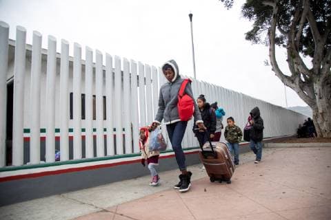 Migrants arrive outside to the El Chaparral border office in Tijuana, Mexico, 21 December 2018. President Andres Manuel Lopez Obrador earlier on 21 December said that Mexico will safeguard the human rights of Central American migrants who are trying to obtain asylum in the United States. Mexican officials say that the northwestern border city of Tijuana is currently harboring 4,000 Central Americans who were part of the caravans that set out in October from Honduras and Guatemala with the aim of reaching the US. Mexican President affirms to defend migrant rights !ACHTUNG: NUR REDAKTIONELLE NUTZUNG!  Copyright: xALONSOxROCHINx AME1380 20181222-636810369822238691