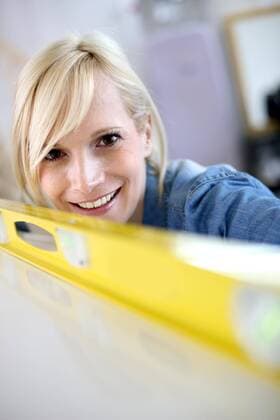  Closeup of blond woman using level model released Symbolfoto  Copyright: xGoodluzx Panthermedia15855021