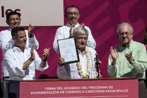December 22, 2018 - EUM20181222NAC15.JPG .SAN JUAN EVANGELISTA ANALCO, Oax. Presidency Presidencia-AMLO.- El presidente Andres Manuel Lopez Obrador, firma el acuerdo del Programa de Pavimentacion de Caminos a Cabeceras Municipales en este municipio, el sabado 22 de diciembre del 2018. Foto: Agencia EL UNIVERSAL German Espinosa MAR.  - ZUMAu78_ 20181222_zaf_u78_048 Copyright: xGermanxEluniversalx