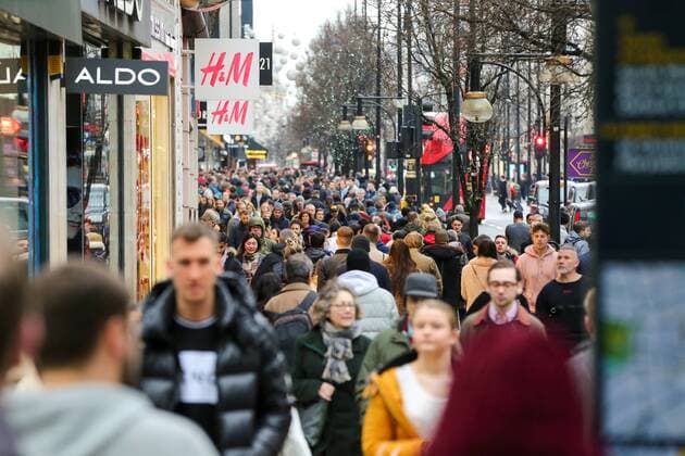 December 23, 2018 - London, United Kingdom - Last minute Christmas shoppers are seen on London s Oxford Street..Last minute Christmas shoppers take advantage of pre-Christmas bargains at Oxford Street in London. Fewer shoppers have been reported shopping in Britain s high streets as online sales increase. London United Kingdom - ZUMAs197 20181223_zab_s197_056 Copyright: xDinendraxHariax