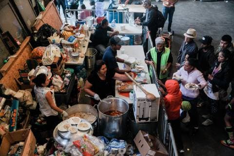 News Themen der Woche KW51 News Bilder des Tages Volunteers feed lunch to migrants from Central America at Contra Viento y Marea shelter in Tijuana, Mexico on December 23, 2018. The U.S. government is in a partial shutdown after President Trump refused to sign a bipartisan agreement, holding out for $5 billion to build an expanded border wall.  TIJ2018122306 ARIANAxDREHSLER