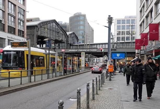 24 12 2018 Berlin GER View of Friedrichstrasse station View from outside Exterior view Exterior view Auto Bahnhof Bahnhofgebaeude Bahnhofshalle Berlin Buerogebaeude German Germany Eu