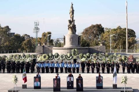 December 25 2018 EUM20181225POL19 JPG PUEBLA Pue DeathDeath Governor December 25, 2018 The afternoon of this Tuesday relatives and friends of the governor of Puebla Martha Erika Alonso and Senator Rafael Moreno Valle met at the Plaza Victoria to perform a guard of honor after they died in an air accident on Monday Photo Agency EL UNIVERSALAriel OjedaRCC  - ZUMAu78_ 20181225_zaf_u78_048 Copyright: xElxUniversalx