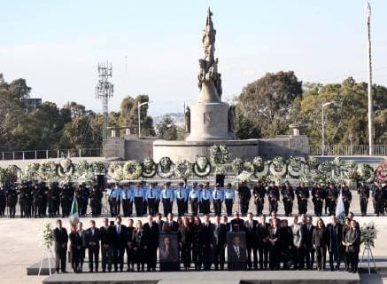 December 25 2018 EUM20181225POL22 JPG PUEBLA Pue DeathDeath Governor December 25, 2018 The afternoon of this Tuesday relatives and friends of the governor of Puebla Martha Erika Alonso and Senator Rafael Moreno Valle met at the Plaza Victoria to perform a guard of honor after they died in an air accident on Monday Photo Agency EL UNIVERSALAriel OjedaRCC  - ZUMAu78_ 20181225_zaf_u78_052 Copyright: xElxUniversalx