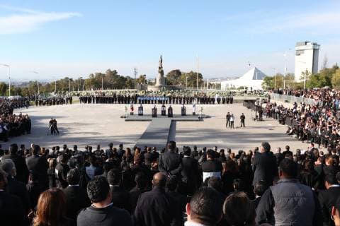 December 25 2018 EUM20181225POL25 JPG PUEBLA Pue DeathDeath Governor December 25, 2018 The afternoon of this Tuesday relatives and friends of the governor of Puebla Martha Erika Alonso and Senator Rafael Moreno Valle met at the Plaza Victoria to perform a guard of honor after they died in an air accident on Monday Photo Agency EL UNIVERSALAriel OjedaRCC  - ZUMAu78_ 20181225_zaf_u78_057 Copyright: xElxUniversalx