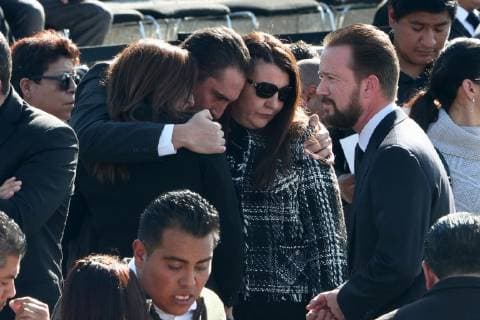December 25 2018 EUM20181225POL26 JPG PUEBLA Pue DeathDeath Governor December 25, 2018 The afternoon of this Tuesday relatives and friends of the governor of Puebla Martha Erika Alonso and Senator Rafael Moreno Valle met at the Plaza Victoria to perform a guard of honor after they died in an air accident on Monday Photo Agency EL UNIVERSALAriel OjedaRCC  - ZUMAu78_ 20181225_zaf_u78_058 Copyright: xElxUniversalx