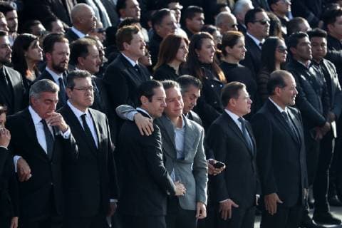 December 25 2018 EUM20181225POL28 JPG PUEBLA DeathDeath Governor December 25, 2018 The afternoon of this Tuesday relatives and friends of the governor of Puebla Martha Erika Alonso and Senator Rafael Moreno Valle met at the Plaza Victoria to perform a guard of honor after they died in an air accident on Monday In the foreg  - ZUMAu78_ 20181225_zaf_u78_060 Copyright: xElxUniversalx