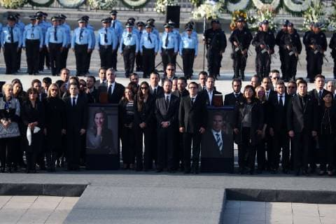 December 25 2018 EUM20181225POL30 JPG PUEBLA Pue DeathDeath Governor December 25, 2018 The afternoon of this Tuesday relatives and friends of the governor of Puebla Martha Erika Alonso and Senator Rafael Moreno Valle met at the Plaza Victoria to perform a guard of honor after they died in an air accident on Monday Photo Agency EL UNIVERSALAriel OjedaRCC  - ZUMAu78_ 20181225_zaf_u78_062 Copyright: xElxUniversalx