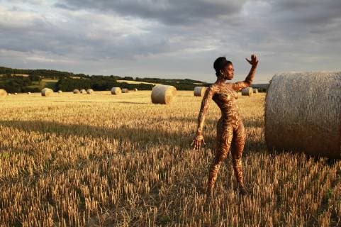 From the FARBKÖRPER Bodypainting Aspekte Kalender 2019 Nature Photoshooting with Model Clementine on a field in Höfingen FARBKÖRPER is a project of the photographer Tschiponnique Skupin showing the versatility of bodypainting Painting by Jörg Düsterwald Foto:xT.xSkupinx xFuturexImage