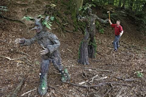 From the FARBKÖRPER Bodypainting Aspekte Kalender 2019 Photoshooting with model Maria and Enrico as oaks and Tschipo as woodcutter in the forest on the Marienberg in Nordstemmen FARBKÖRPER is a project of the photographer Tschiponnique Skupin and the bodypainter and transformer Enrico Lein which shows the versatility of bodypainting. Foto:xP.xSkupinx xFuturexImage