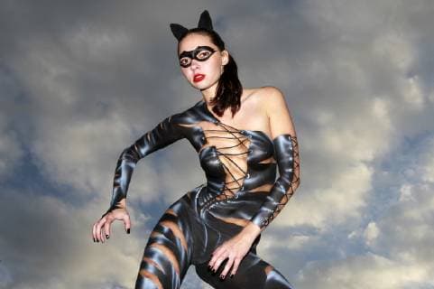 From the FARBKÖRPER Bodypainting Aspekte Kalender 2019 Catwoman Photoshooting with Model Elena on a roof on the Hefehof site in Hameln FARBKÖRPER is a project of the photographer Tschiponnique Skupin showing the versatility of bodypainting Painting by Jörg Düsterwald Foto:xT.xSkupinx xFuturexImage