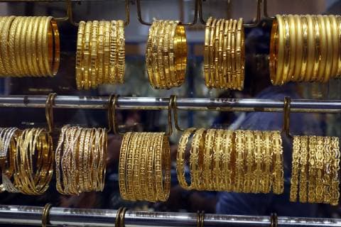 IMAGO Nature: Unsere Erde, Ressourcen, Gold 26.03.2018, Dubai, UAE - Goldene Armreifen in einem Schaufenster. (Accessoires, Angebot, Armreifen, asiatisch, Asien, Auslage, Auswahl, Basar, Dubai, Edelmetall, Einzelhandel, Geschaeft, geschmiedet, Gesellschaft, Gewerbe, Gold, Gold Souk, Gold Souq, Goldbasar, golden, Goldhandel, Goldkauf, Goldpreis, Goldreifen, Goldringe, Goldschmuck, Goldverkauf, Handel, Handwerk, innen, Innenaufnahme, Juwelier, Konsum, Konsumgueter, kostbar, Laden, Luxus, Luxusartikel, Markt, Metall, niemand, QF, Querformat, reich, Reichtum, Schaufenster, Schaufensterauslage, Schmiedehandwerk, Schmuck, Schmuckgeschaeft, Schmuckhandel, Schmuckladen, Souq, Symbol, Symbolfoto, Symbolik, symbolisch, UAE, Ueberfluss, United Arab Emirates, VAE, Vereinigte Arabische Emirate, Verkauf, viele, Vorderasien, Ware, Warenangebot, wertvoll, Wirtschaft) 180326D372DUBAI.JPG *** 26 03