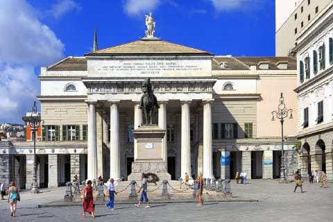 Architektur von Aldo Rossi Wlochy - Liguria - Genua - plac Piazza de Ferrari - pomnik Giuseppe Garibaldi i Teatro Carlo Felice Italy - Liguria - Genoa - Piazza de Ferrari square - Giuseppe Garibaldi monument and Teatro Carlo Felice Theater  BEW1D1190FD