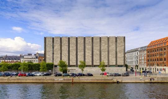 Architektur von Arne Jacobsen Dania - region Zealand - Kopenhaga - panorama centrum miasta, kanaly dzielnicy Christianshavn i Vesterbro - budynek Banku Narodowego Danii Denmark - Zealand region - Copenhagen - panoramic view of the city center and Christianshavn and i Vesterbro districts - National Bank of Denmark  BEW1D18A4ED