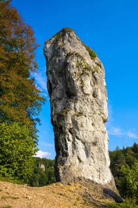 Pieskowa Skala, Lesser Poland Poland - 2018 09 09: Monumental limestone rock Cudgel or Bludgeon of Hercules - Maczuga Herkulesa - in the Ojcowski National Park  BEW1D5B12A2
