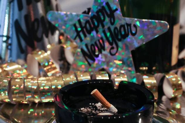 Silvester 2019, Symbolfoto, gute Vorsätze, mit dem rauchen aufhören, Zigarette, rauchen, Aschenbecher, *** New Years Eve 2019 symbol photo good resolutions to stop smoking cigarette smoking ashtray