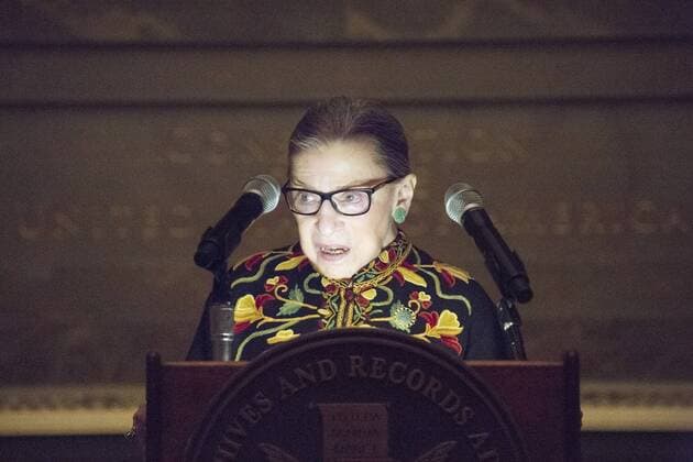 IMAGO ICONS: Ruth Bader Ginsburg Berühmte Feministinnen, Ruth Bader Ginsburg December 14, 2018 - Washington, DC, United States of America - U.S Supreme Court Justice Ruth Bader Ginsburg speaks during an immigration Naturalization Ceremony on Bill of Rights Day at the National Archives December 14, 2018 in Washington, D.C. Washington United States of America - ZUMAp138 20181214_zaa_p138_024 Copyright: xAmberxKraftx