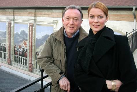 Die Moderatorin Esther Schweins und der Intendant und Schauspieler Peter Sodann stehen auf einer Dachterrasse des Neuen Theaters (NT) in Halle, Sachsen-Anhalt, am Dienstag, 30. Nov. 2004. Das ZDF zeichnet im NT eine neue Folge fuer das Theatermagazin FOYER auf. Die von Esther Schweins moderierte Sendung wird am 4. Dez. 2004 in 3Sat ausgestrahlt. ( Eckehard Schulz) HALLE DEU *** The presenter Esther Schweins and the director and actor Peter Sodann are standing on a roof terrace of the New Theatre NT in Halle Saxony Anhalt on Tuesday 30 Nov 2004 ZDF is drawing a new episode for the theatre magazine FOYER on NT The programme presented by Esther Schweins will be broadcast on 4 Dec 2004 in 3Sat Eckehard Schulz HALLE DEU