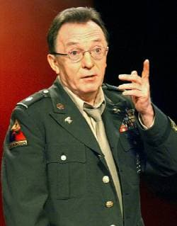 Schauspieler Peter Sodann spielt den amerikanischen Offizier Major Steve Arnold in Ronald Harwoods Theaterstueck Furtwaengler, Kategorie 4 (Taking Sides) waehrend einer Probe im neuen theater (nt) in Halle, Sachsen-Anhalt, am Donnerstag, 11. Maerz 1999 (Premiere am Sonntag, 13.3.99). Sodann, bekannt als Tatort-Kommissar Ehrlicher, wird fuer seine Arbeit als Intendant des nt mit dem Kritikerpreis 98 geehrt.( Eckehard Schulz) HALLE DEU *** Actor Peter Sodann plays the American officer Major Steve Arnold in Ronald Harwoods play Furtwaengler Kategorie 4 Taking Sides during a rehearsal in the new theater nt in Halle Sachsen Anhalt on Thursday 11 March 1999 Premiere on Sunday 13 3 99 Sodann bekannt als Tatort Kommissar Ehrlicher is honoured for his work as director of the nt with the Critics Award 98 Eckehard Schulz HALLE D