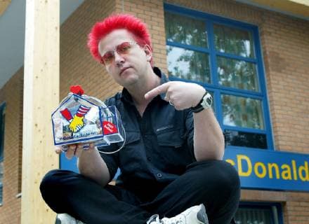 Sebastian Krumbiegel, Saenger der Prinzen , praesentiert eine Spendenbox vor dem Ronald McDonald Haus in Leipzig am Montag, 13. Mai 2002. Der Frontman der bekannten Pop-Gruppe ist Schirmherr des Hauses der internationalen Stiftung McDonald s Kinderhilfe. Er ist zudem Initiator eines Konzertes zu Ehren des an Krebs verstorbenen US Punk-Rockers Joey Ramone. Ein Teil der Einnahmen kommt der Leipziger Einrichtung zu Gute. ( Eckehard Schulz) LEIPZIG DEU *** Sebastian Krumbiegel Singer of the Princes presents a donation box in front of the Ronald McDonald House in Leipzig on Monday 13 May 2002 The front man of the well-known pop group is patron of the house of the international foundation McDonald s Kinderhilfe He is also the initiator of a concert in honour of the late US punk rocker Joey Ramone, who died of cancer Part of the pro