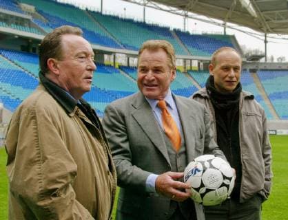 Die Schauspieler Peter Sodann, Fritz Wepper und Bernd Michael Lade, von links nach rechts, bei Dreharbeiten zum neuen MDR-Tatort Abseits im Zentralstadion in Leipzig am Montag, 5. April 2004. Wepper, der erstmals fuer einen Tatort vor der Kamera steht, spielt die Fussballlegende Hartmut Utz, der von den Tatort-Kommissare Ehrlicher (Peter Sodann) und Kain (Bernd Michael Lade) verdaechtigt wird, in einem Mordfall verwickelt zu sein. ( Eckehard Schulz) LEIPZIG DEU *** The actors Peter Sodann Fritz Wepper and Bernd Michael Lade from left to right during the shooting of the new MDR Tatort Offseits in the Zentralstadion in Leipzig on Monday 5 April 2004 Wepper, who for the first time stands in front of the camera for a crime scene, plays football legend Hartmut Utz who is suspected by the crime scene commissioners Ehrlicher Peter