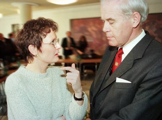 Bundesfamilienministerin Claudia Nolte, links, spricht mit Bundesinnenminister Manfred Kanther, rechts, in einer Pause waehrend der Tagung zum Thema innere Sicherheit in Leipzig am Donnerstag, 6. maerz 1997. ( Eckehard Schulz) LEIPZIG DEU *** Federal Family Minister Claudia Nolte left talks with Federal Interior Minister Manfred Kanther right during a break during the conference on internal security in Leipzig on Thursday 6 March 1997 Eckehard Schulz LEIPZIG DEU