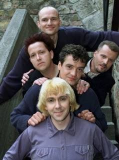 Anlaesslich der Vorstellung ihrer neuen CD posieren die Prinzen fuer ein Familienfoto im Leipziger Studentenklub Moritzbastei am Dienstag, 4. Mai 1999. Nach zweijaehriger Pause gaben die ehemaligen Thomaner Tobias Kuenzel, Jens Sembdner, Sebastian Krumbiegel, Henri Schmidt und Wolfgang Lenk (von vorn nach hinten) wieder ein Lifekonzert mit den Titeln ihrer CD So viel Spass fuer wenig Geld . Ab 23. Mai 1999 gegen die Prinzen auf Deutschlandtour.( Eckehard Schulz) LEIPZIG DEU *** On the occasion of the presentation of their new CD the Princes pose for a family photo in the Leipzig student club Moritzbastei on Tuesday 4 May 1999 After a two-year break the former Thomas Tobias Kuenzel Jens Sembdner Sebastian Krumbiegel Henri Schmidt and Wolfgang Lenk gave a life concert from front to back with the titles of their CD So much fun f