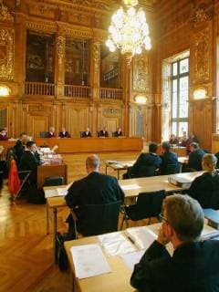 Blick in den Verhandlungssaal zu Beginn der Revisionsverhandlung im so genannten La Belle -Prozess vor dem Bundesgerichtshof (BGH) in Leipzig am Dienstag, 15. Juni 2004. Die Verhandlung findet im Grossen Sitzungssaal des historischen Reichsgericht statt, dem heutigen Sitz des Bundesverwaltungsgerichtes. ( Eckehard Schulz) ---Defense attorneys, left, and lawyers of the joint plaintiffs, right, sit in the courtroom at the beginning of the revision negotiation in the federal court of justice in Leipzig, eastern Germany, Tuesday, June 15, 2004. Prosecutors sought harsher sentences for a woman and three men convicted of the 1986 bombing of a Berlin disco frequented by U.S. soldiers, which killed three and injured more than 200. The court negotiation takes place in the historical Reichtsgericht. ( Eckehard Schulz) L