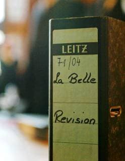 Ein Aktenordner steht auf einem Tisch im Gerichtssaal zu Beginn der Revisionsverhandlung im so genannten La Belle -Prozess vor dem Bundesgerichtshof (BGH) in Leipzig am Dienstag, 15. Juni 2004. Die Verhandlung findet im Grossen Sitzungssaal des historischen Reichsgericht statt, dem heutigen Sitz des Bundesverwaltungsgerichtes. ( Eckehard Schulz) --- A file folder inscibing as La Belle - Appeal stands on a table in the courtroom at the beginning of the revision negotiation in the federal court of justice in Leipzig, eastern Germany, Tuesday, June 15, 2004. Prosecutors sought harsher sentences for a woman and three men convicted of the 1986 bombing of a Berlin disco frequented by U.S. soldiers, which killed three and injured more than 200. The court negotiation takes place in the historical Reichtsgericht. ( Ec