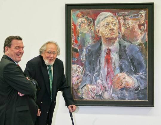 Federal Chancellor Gerhard Schroeder left and the painter Bernhard Heisig stand next to his paintings studio visit portrait Helmut Schmidt 1986 in