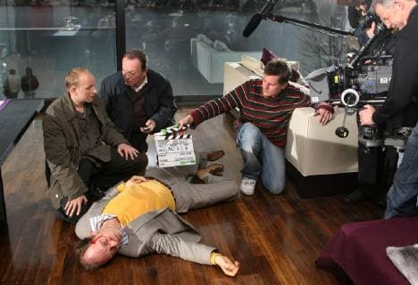 Die Schauspieler Bernd Michael Lade, links, Peter Sodann, Mitte, und Martin Brambach, liegend, bei Dreharbeiten zu ihrem letzten Tatort-Film bei Leipzig am Dienstag, 3. April 2007. Als Tatort-Kommissare Ehrlicher und Kain ermitteln sie in ihrem 45. Fall. Der Film Die Falle soll im November 2007 in der ARD gezeigt werden. ( Eckehard Schulz) ---- German actors Bernd Michael Lade, left, Peter Sodann, center, and Martin Brambach, lying in front, pose during works for a TV movie near Leipzig, Tuesday, April 3, 2007. ( Eckehard Schulz) LEIPZIG DEU *** The actors Bernd Michael Lade left Peter Sodann middle and Martin Brambach lying during shooting at their last crime scene Film near Leipzig on Tuesday 3 April 2007 As Tatort Kommissare Ehrlicher und Kain they investigate in their 45 case The film Die Falle soll in November 2