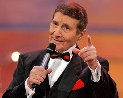 Freddy Quinn waehrend der TV-Show Willkommen bei Carmen Nebel des ZDF in Halle am Samstag, 29. Okt. 2004. ( Eckehard Schulz) HALLE DEU *** Freddy Quinn during the TV Show Welcome to Carmen Nebel of ZDF in Halle on Saturday 29 Oct 2004 Eckehard Schulz HALLE DEU