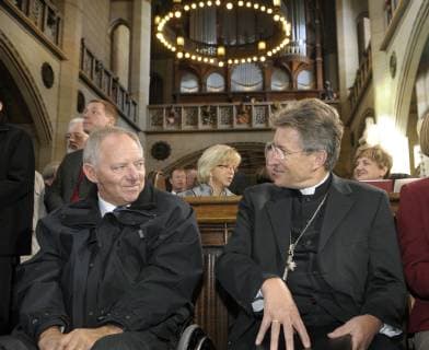 Der EKD-Vorsitzende Bischof Wolfgang uber, rechts, spricht am Sonntag, 21. Sept. 2008, mit Bundesinnenminister Wolfgang Schaeuble, links ,in der Schlosskirche in Wittenberg, Sachsen-Anhalt. Mit einer Festveranstaltung wurde die Lutherdekade zum Reformationsjubilaeum offiziell gestartet. Im Herbst 1508 kam Marin Luther nach Wittenberg, wo er 1517 seine 96 Thesen gegen den Ablasshandel veroeffentlichte. ( Eckehard Schulz) --- The chairman of the council of Protestant Church in Germany Wolfgang Huber, right, talks to Germany s minister of interior Wolfgang Schaeuble, left, at the castle church in Wittenberg, eastern Germany, Sunday, Sept. 21, 2008. During a ceremony the Luther-decade was started to celebrate the reformation anniversary. The German reformer Martin Luther published in 1517 his 96 these against selling of indulgences.