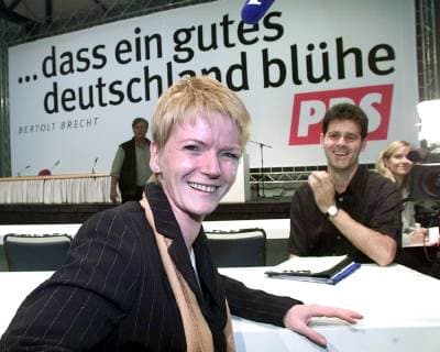 Gabriele Zimmer, designierte Parteivorsitzende der PDS, gibt ein Interwiev am Vortag des 7. Parteitages der Partei des Demokratischen Sozialismus (PDS) in Cottbus, Brandenburg, am Freitag, 13. Oktober 2000. Zimmer soll die Nachfolge von Lothar Bisky antreten, der aus Altersgruenden nicht wieder kandiediert.( Eckehard Schulz) COTTBUS DEU *** Gabriele Zimmer designated party leader of the PDS gives an interwiev on the eve of the 7th party congress of the Party of Democratic Socialism PDS in Cottbus Brandenburg on Friday 13 October 2000 Room is to succeed Lothar Bisky, who for reasons of age is not again announced Eckehard Schulz COTTBUS DEU