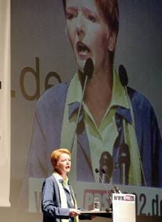 PDS-Vorsitzende Gabi Zimmer spricht auf der Bundeswahlkonferenz ihrer Partei im Steintorvariete in Halle, Sachsen-Anhalt, am Sonntag, 26. Mai 2002. Die Linkssozialisten stimmten sich auf den Bundestags-Wahlkampf ein. ( Eckehard Schulz) HALLE DEU *** PDS chairman Gabi Zimmer speaks at the federal election conference of her party at Steintorvariete in Halle Saxony Anhalt on Sunday 26 May 2002 The left-wing socialists voted at the Bundestag election campaign an Eckehard Schulz HALLE DEU