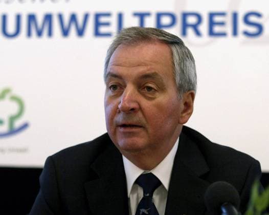 UN-Umweltkoordinator Klaus Toepfer spricht waehrend einer Pressekonferenz zur Verleihung des Deutschen Umweltpreises 2002 in Magdeburg am Sonntag, 27. Okt. 2002. Toepfer bekam den Preis gemeinsam mit Peter Lueth, Inhaber der Firma fuer biologischen Pflanzenschutz PROPHYTA GmbH aus Malchow Poel. ( Eckehard Schulz) MAGDEBURG DEU *** UN Environmental Coordinator Klaus Toepfer speaks during a press conference for the award of the German Environmental Prize 2002 in Magdeburg on Sunday 27 Oct 2002 Toepfer received the prize together with Peter Lueth owner of the company for biological plant protection PROPHYTA GmbH from Malchow Poel Eckehard Schulz MAGDEBURG DEU