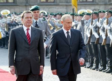 German Chancellor Gerhard Schroeder, left, and Russian President Vladimir Putin review the honour guard during the welcoming ceremony in Weimar, eastern Germany, Tuesday, April 9, 2002. Putin is on a two-day visit in Weimar for the German Russian consultations. ( Eckehard Schulz) WEIMAR DEU *** German Chancellor Gerhard Schroeder left and Russian President Vladimir Putin review the honour guard during the welcoming ceremony in Weimar eastern Germany Tuesday April 9 2002 Putin is on a two day visit in Weimar for the German Russian consultations Eckehard Schulz WEIMAR DEU