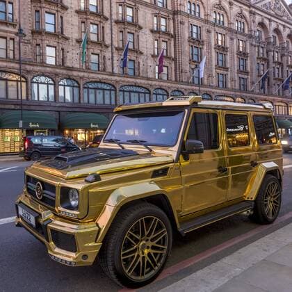  Luxusauto in goldfarbener Lackierung, Mercedes Benz W463, G-Klasse, Brabus G850 6.0 Widestar, parkt vor Kaufhaus Harrods, Kensington, London, Großbritannien, Europa *** Luxury car in gold paint Mercedes Benz W463 G Class Brabus G850 6 0 Widestar parks in front of department store Harrods Kensington London Great Britain Europe Copyright: imageBROKER/StefanxKiefer iblski04791714.jpg