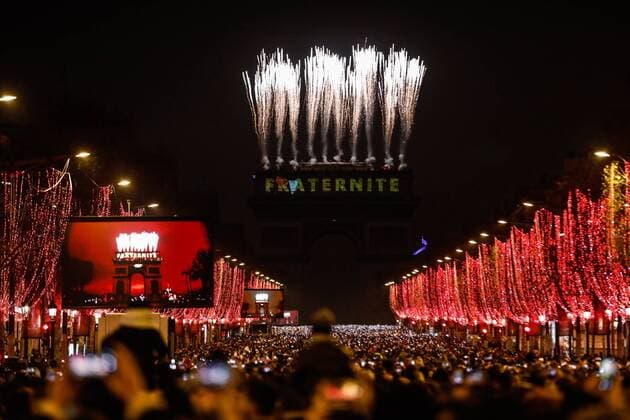 December 31, 2018 - Paris, France - People gather near the illuminated Arc de Triomphe on the Champs-Elysees for New Year s celebrations in the French capital Paris on December 31, 2018. A fireworks display and sound and light show under the theme fraternity is set to go ahead on the Champs-Elysees despite plans for further yellow vest anti-government protests at the famed avenue. Paris France  - ZUMAn230 20181231_zaa_n230_200 Copyright: xSameerxAl-Doumyx