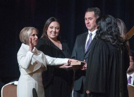 News Bilder des Tages January 1, 2019 - U.S. - From left, New Mexico Governor Michelle Lujan Grisham with her daughter Erin Grisham and fiance Manny Cordova publicly take her oath of office from Court of Appeals Judge M. Monica Zamora during her inaugural ceremony in Santa Fe, Tuesday January 1, 2019. U.S. - ZUMAab1_ 20190101_zaf_ab1_011 Copyright: xEddiexMoorex