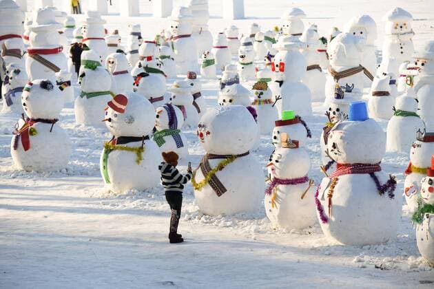 Entertainment Themen der Woche KW01 Entertainment Bilder des Tages (190102) -- HARBIN, Jan. 2, 2019 (Xinhua) -- A woman takes photos of snowman sculptures on the riverbank of Songhua River in Harbin, capital of northeast China s Heilongjiang Province, Jan. 2, 2019. Altogether 2,019 cute snowmen were displayed here to greet the year 2019. (Xinhua Wang Song) CHINA-HARBIN-SNOWMAN (CN) 