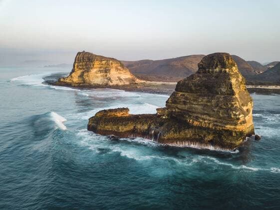 Bilder der Erde Indonesia, Lombok, Aerial view of rock formation near Kuta  KNTF02266