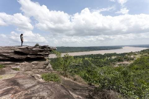 IMAGO Nature: Unsere Erde, Naturschutz, Naturschutzgebiete in Asien Thailand, Ubon Ratchathani Province, Pha Taem National Park, Woman looking to Mekong river, border to Laos model released Symbolfoto  ZCF00668