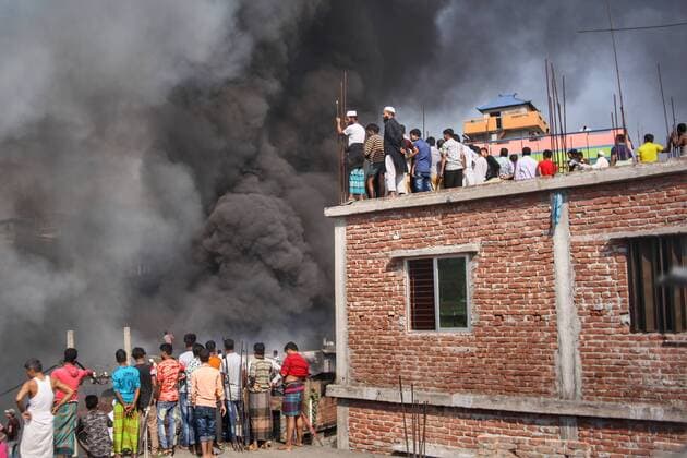 News Themen der Woche KW01 News Bilder des Tages January 3, 2019 - Dhaka, Bangladesh - Fire broke out at a plastic factory in Islambag, baganbari in the capital Dhaka, Bangladesh on Thursday 03 January 2019. Nine fire fighting units were working to douse the fire, fire service control room operator Farid Uddin, said. Dhaka Bangladesh  - ZUMAn230 20190103_zaa_n230_003 Copyright: xSyedxMahamudurxRahmanx
