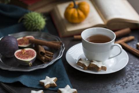Cup of tea and cinnamon stars  JUNF01396