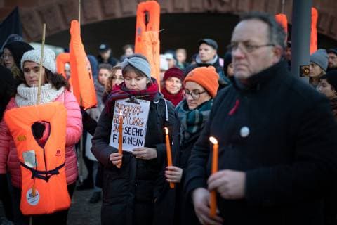 Berlin, Demonstration für die Aufnahme gestrandeter Flüchtlinge Protest Seebruecke Mehrere hunderte Menschen protestieren mit einer Kundgebung für eine Aufnahme von 49 Flüchtlingen, die von den Schiffen Sea-Watch 3 und Prof. Albrecht Penck aus Seenot gerettet wurden. Teilweise befinden sich die Menschen seit 13 Tagen auf den Schiffen und leiden auf Grund von Unwettern an Seekrankheit. Laut der NGO Seewatch gehen Trinkwasser- und Nahrungsmittelvorräte am Bord zu Neige. Mehere Länder und Städte, darunter die Niederlande, Berlin, Marburg und Palermo haben sich bereit erklärt, die Geflüchteten aufzunehmen, bisher haben die Schiffe jedoch keine Anlegeeraubnis erhalten. Die Demonstranten vordern von Innenminister H o r s t S e e h o f e r, endlich zu Handeln und den Städten eine Aufnahme der Menschen zu möglich zu machen. Demonstrantin mit Schild: Seenotrettung JA - Seehofer Nein. Berlin Berlin De