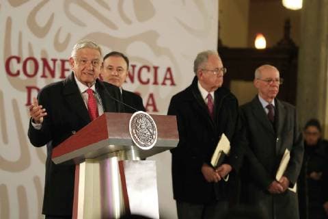 Mexiko, Andres Manuel Lopez Obrador Pressekonferenz January 3, 2019 - EUM20190103NAC02.JPG.CIUDAD DE MEXICO, Presidency Presidencia-AMLO.- 3 de enero del 2019. El presidente Andres Manuel Lopez Obrador, durante conferencia matutina e Palacio Nacional, felicita a los ministros de la Suprema Corte de Justicia de la Nacion, luego de elegir a Arturo Zaldivar Lelo de Larrea como su presidente. Foto: Agencia EL UNIVERSAL MAR.  - ZUMAu78_ 20190103_zaf_u78_004 Copyright: xIrvinxOlivaresx