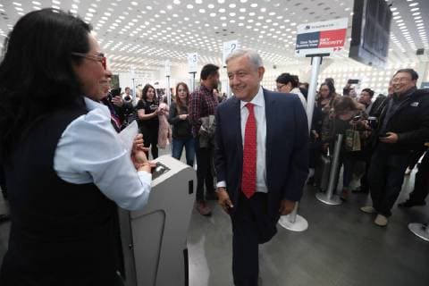 Mexiko, Präsident Obrador mit Linienflug unterwegs January 3, 2019 - EUM20190103NAC09.JPG.CIUDAD DE MEXICO, PresidencyPresidencia-AMLO.- 3 de enero del 2019. El presidente Andres Manuel Lopez Obrador, llega al Aeropuerto Internacional de la Ciudad de Mexico para tomar su vuelo hacia Morelia, en donde inaugurara las oficinas centrales del Instituto Mexicano del Seguro Social. Foto: Archivo Agencia EL UNIVERSALAriel OjedaMAR.  - ZUMAu78_ 20190103_zaf_u78_028 Copyright: xElxUniversalx