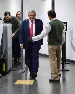 Mexiko, Präsident Obrador mit Linienflug unterwegs January 3, 2019 - EUM20190103NAC08.JPG.CIUDAD DE MEXICO, PresidencyPresidencia-AMLO.- 3 de enero del 2019. El presidente Andres Manuel Lopez Obrador, llega al Aeropuerto Internacional de la Ciudad de Mexico para tomar su vuelo hacia Morelia, en donde inaugurara las oficinas centrales del Instituto Mexicano del Seguro Social. Foto: Archivo Agencia EL UNIVERSALAriel OjedaMAR.  - ZUMAu78_ 20190103_zaf_u78_029 Copyright: xElxUniversalx
